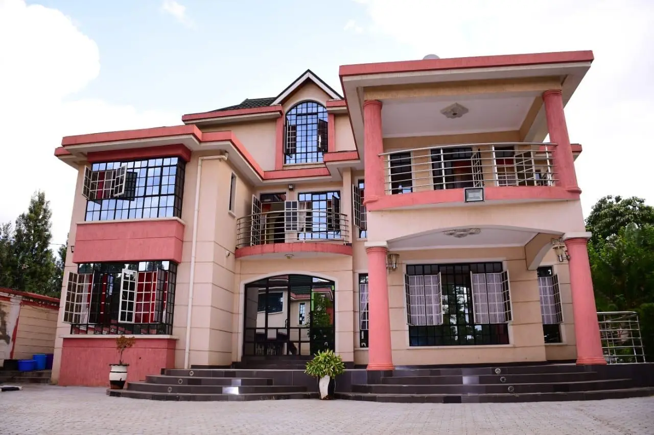 6-Bedroom House for Sale in Thome